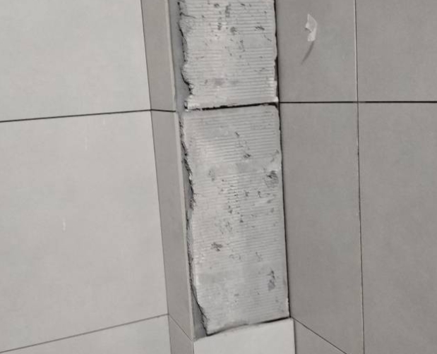 石阡瓷砖空鼓维修公司分享下瓷砖施工前基层浇水润湿程度不足，可能导致以下问题